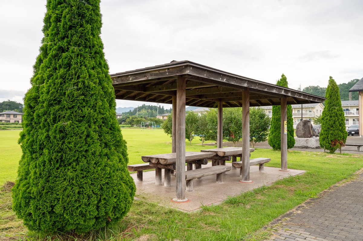 敷地内には広大な芝生広場やひと休みできるあずまやもある