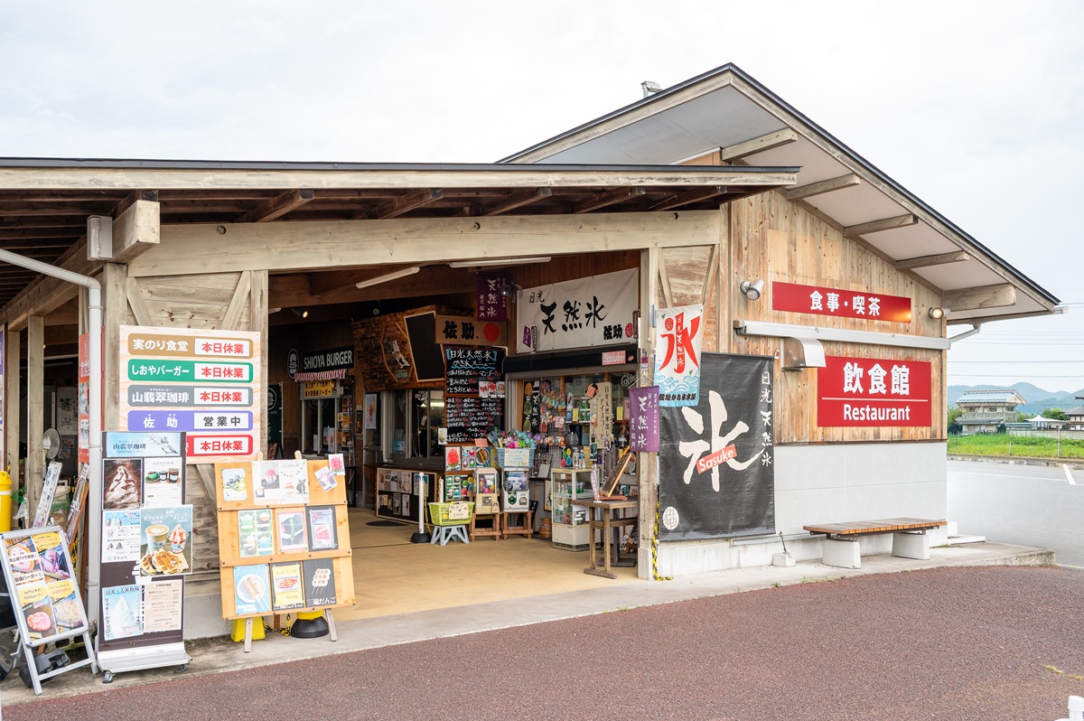 素朴な建物内に味で知られる5軒が入る