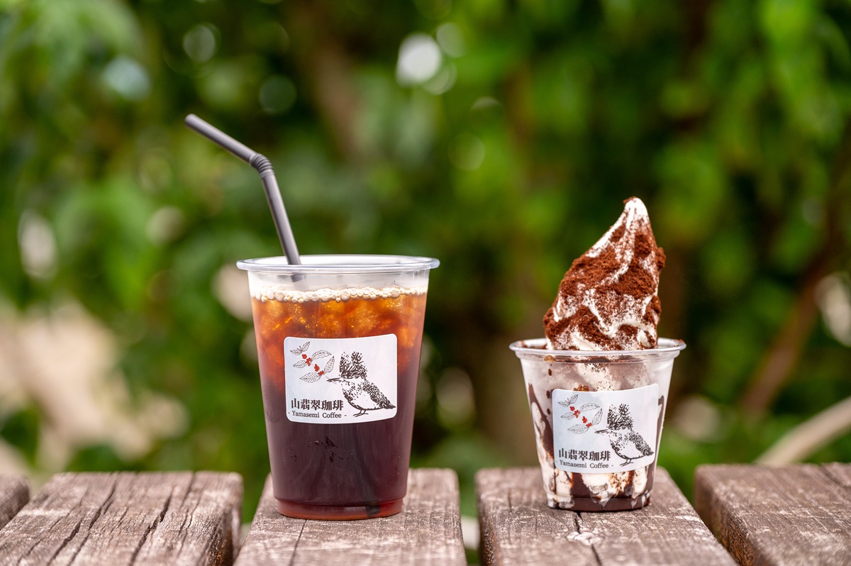 「本日のコーヒー」と「自家焙煎珈琲のビターソフト」。ヤマセミのイラストは妹さんの手になる