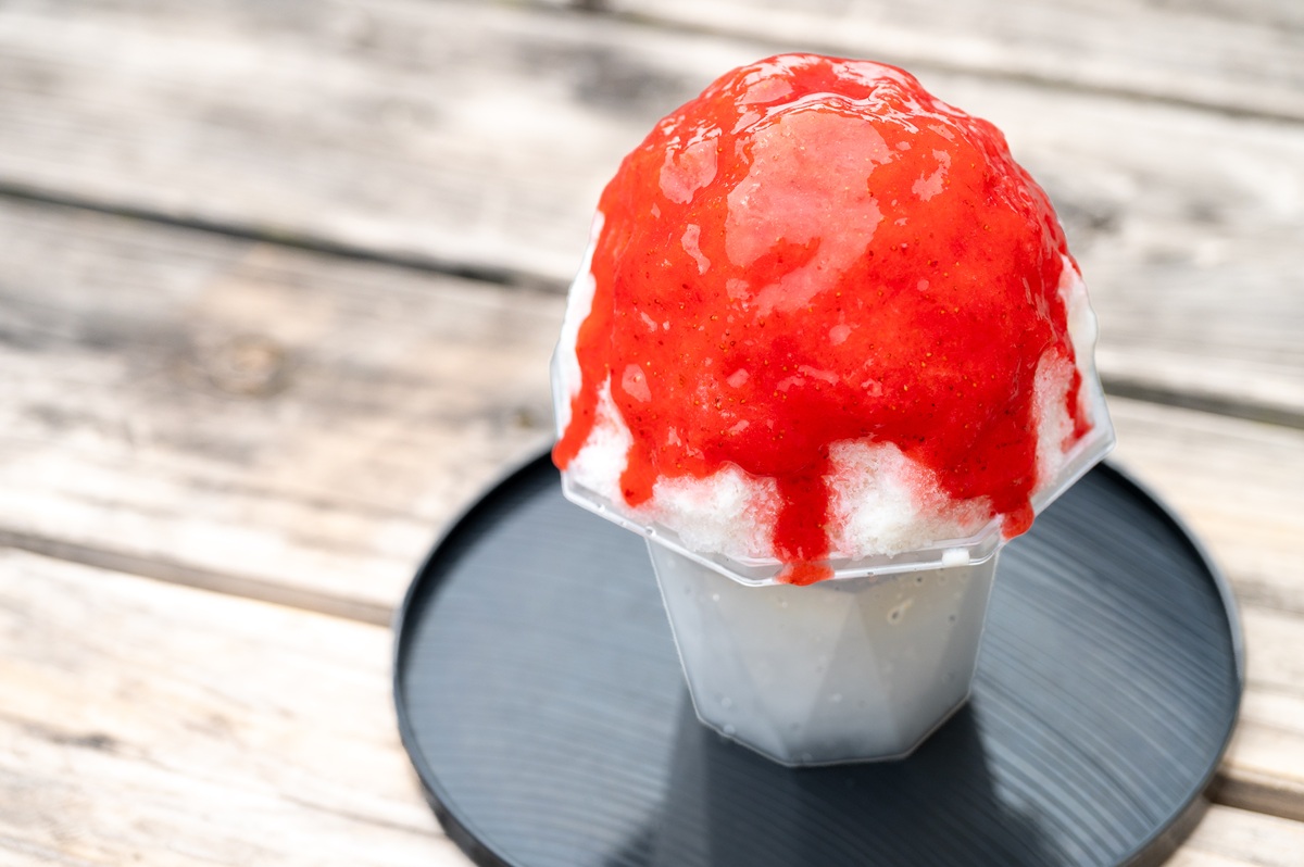 シロップも手作りの「生いちごミルク」。エスプーマ（泡立てたミルク）のせは1800円
