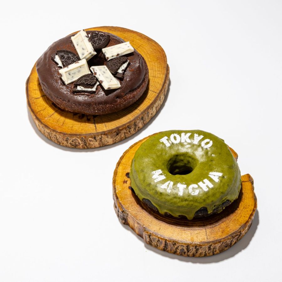 The Little BAKERY Tokyo「クッキー&クリームチョコレートドーナツ」「東京ブラック抹茶ドーナツ」