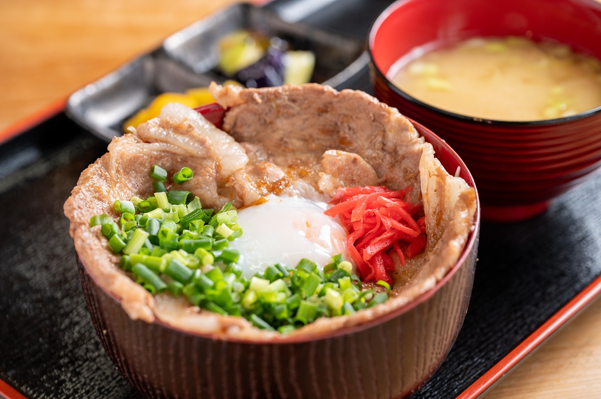 味噌汁と漬物が付く「とちぎゆめポーク豚丼」