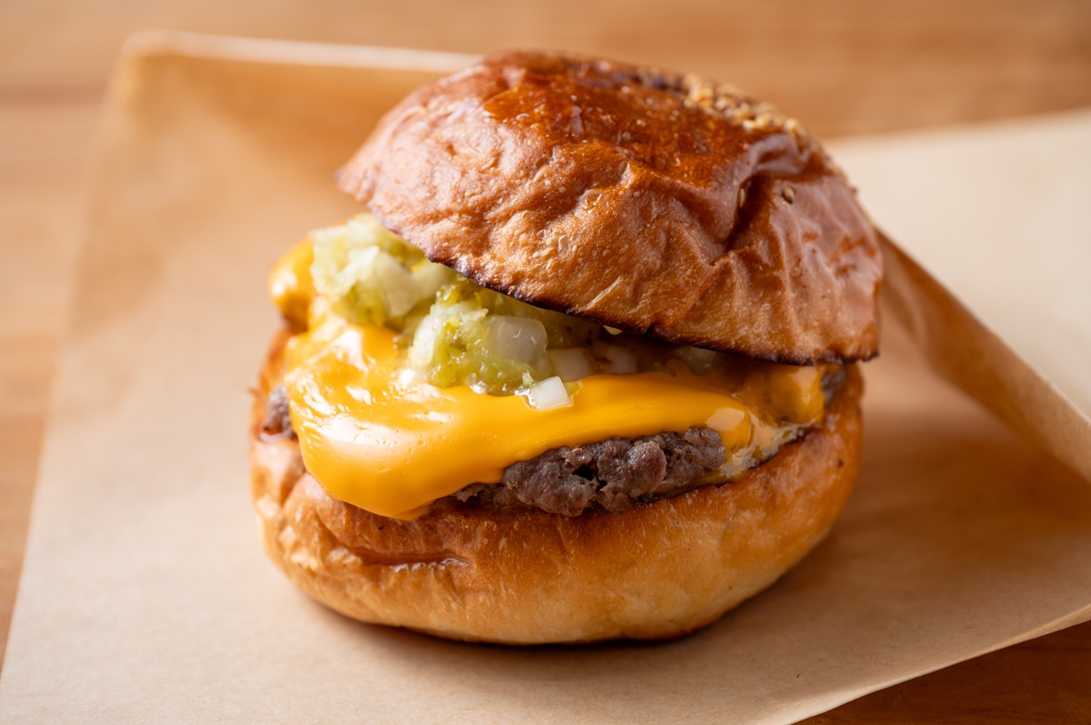 噛むほどにビーフの旨味とチーズのまろやかさが広がる「しおやチーズバーガー」