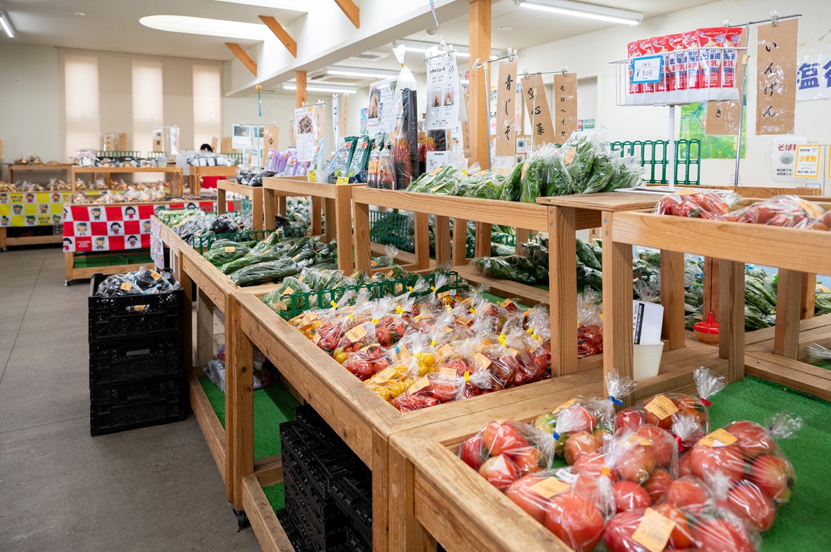 旬の地場産野菜が毎朝入荷する