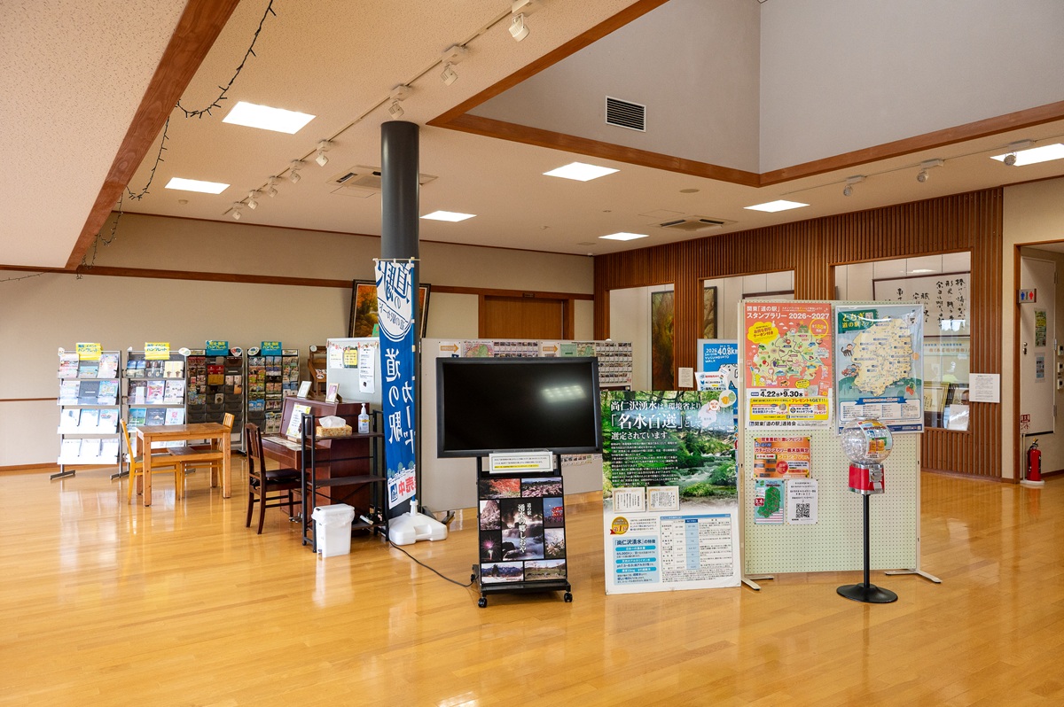 中央にあるスクリーンのピアノは船村徹からの寄贈品