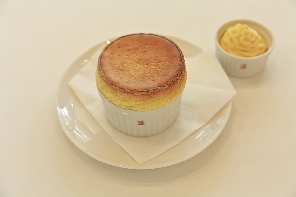 「ホットスフレ」1430円（11〜18時提供）。スフレがしぼまないうちに、コックコートを着たパティシエが　焼きたてをテーブルまで運ぶ（写真提供：ウエスト青山ガーデン）