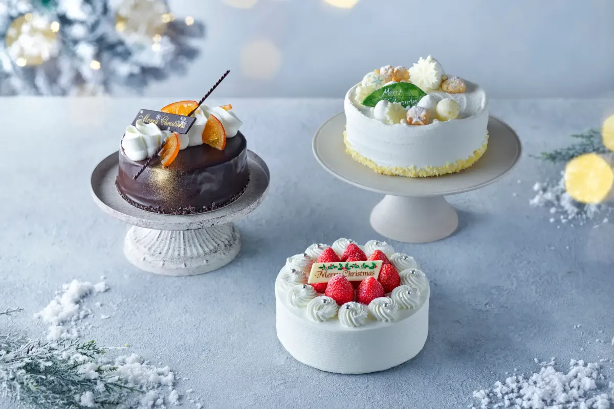 「フレジェ」縦8cm&times;横26cm&times;高さ8cm 1万8000円 ※限定30台、「チョコレートケーキ&ldquo;フォレノアール&rdquo;」直径21cm&times; 高さ8cm 1万8000円※限定20台、「バタークリームケーキ&ldquo;ノエル フルール&rdquo;」直径21cm &times; 高さ9cm 1万8000円※限定20台
