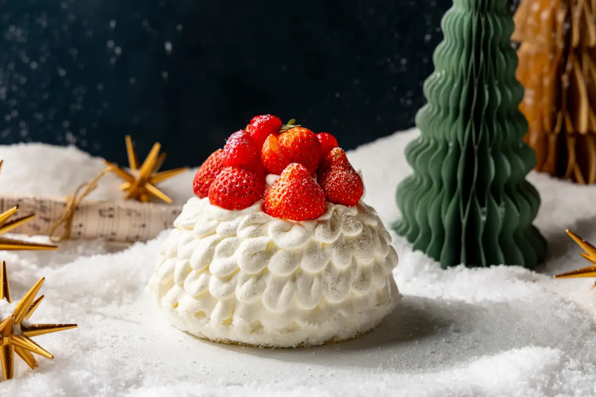 「スパークリングスノーショートケーキ」直径約12cm 6372円／直径約15cm 7452円