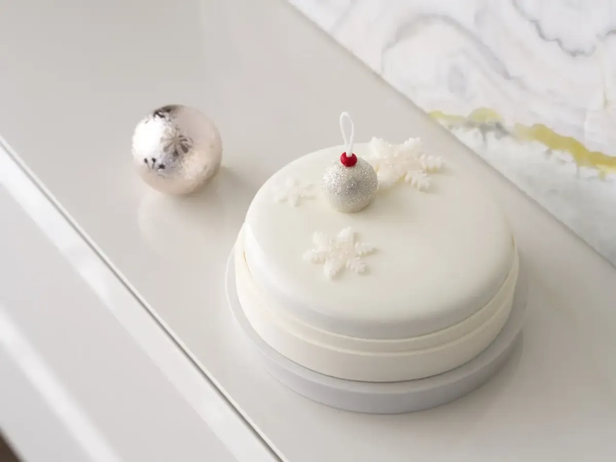 「バニラ ＆ キャビアライム クリスマスケーキ」直径15cm&times;高さ6.5cm  ８５００en 