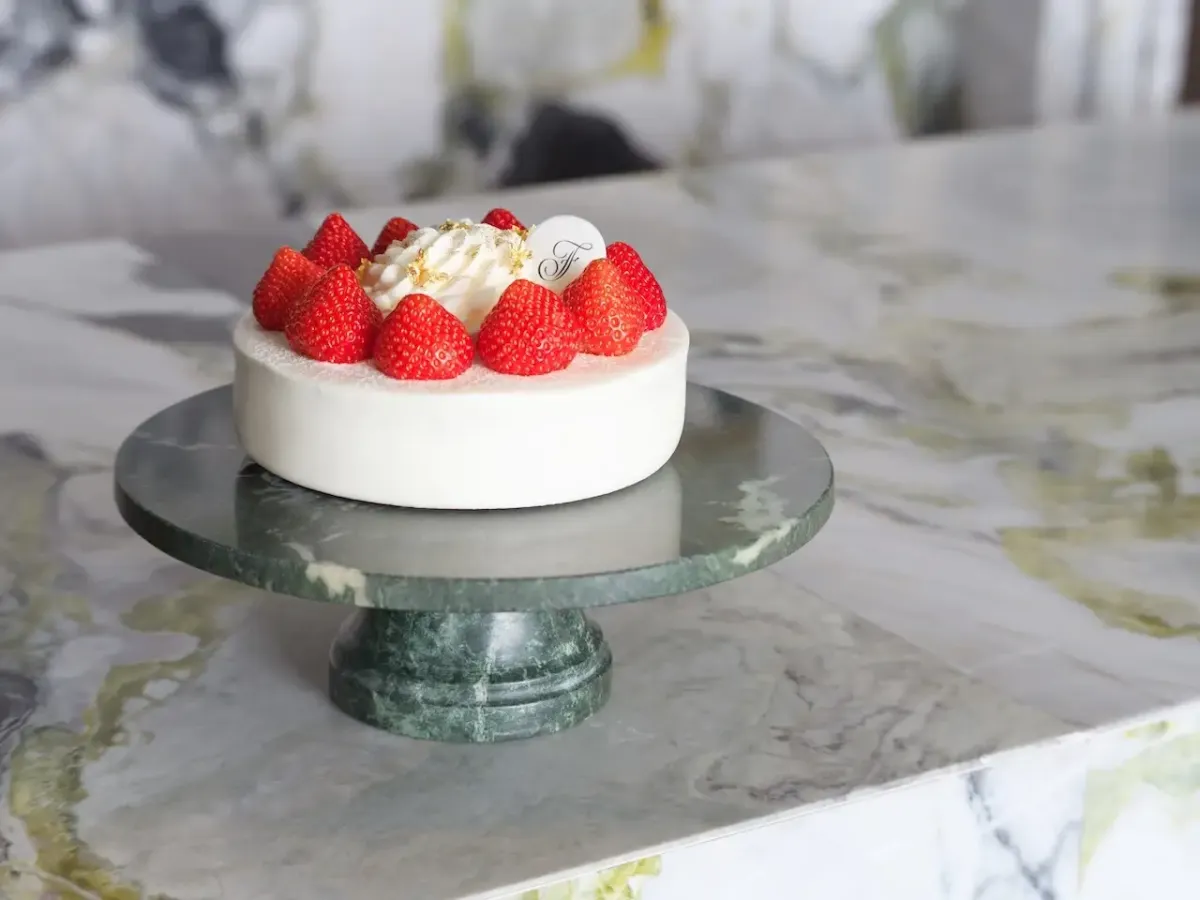 「クリスマス ショートケーキ」直径12cm&times;高さ10cm 6000円、直径15cm&times;高さ10cm 7500円
