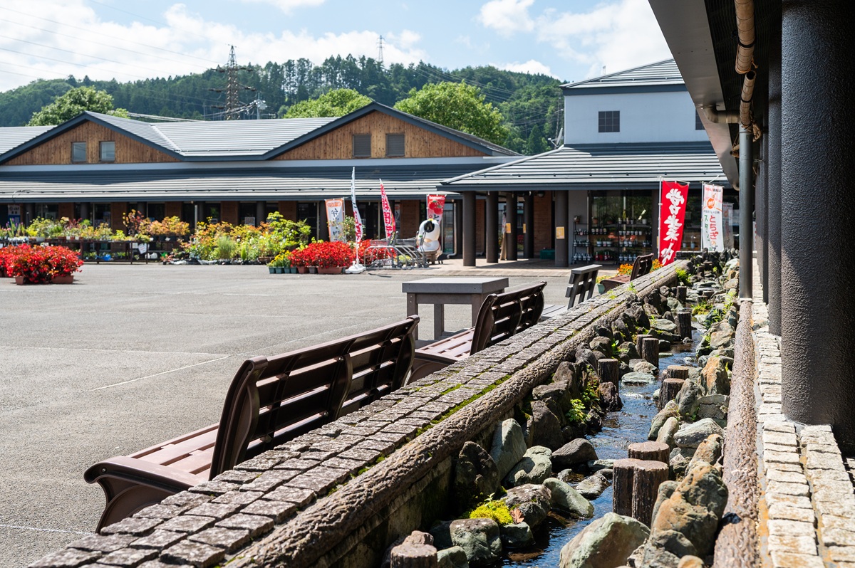 「道の駅 湯の香しおばら」テラス席の前にはさらさらと水が流れている