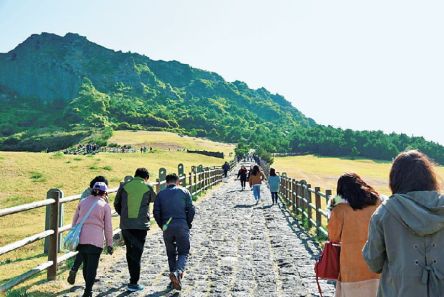 【韓国】チェジュ島の大自然スポット7選｜世界遺産「城山日出峰」、「萬丈窟」、「漢拏山」も必見！