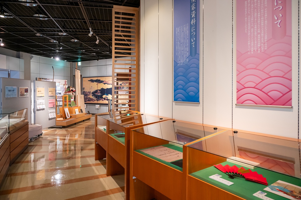 貴重な資料や文書を見ることができる展示室