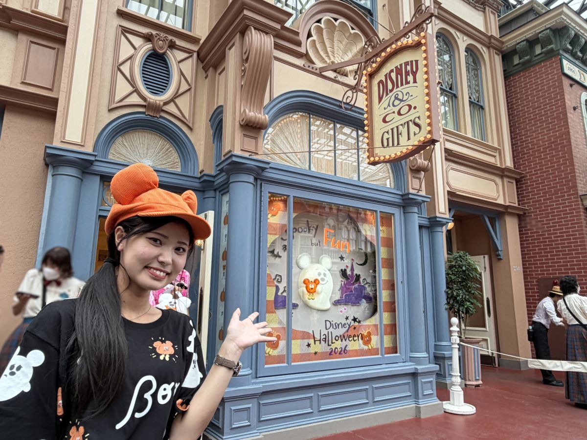 ディズニー・ハロウィーングッズを販売する「ディズニー＆カンパニー」のショーウインドウにはこわがりおばけちゃんのデコレーションも！