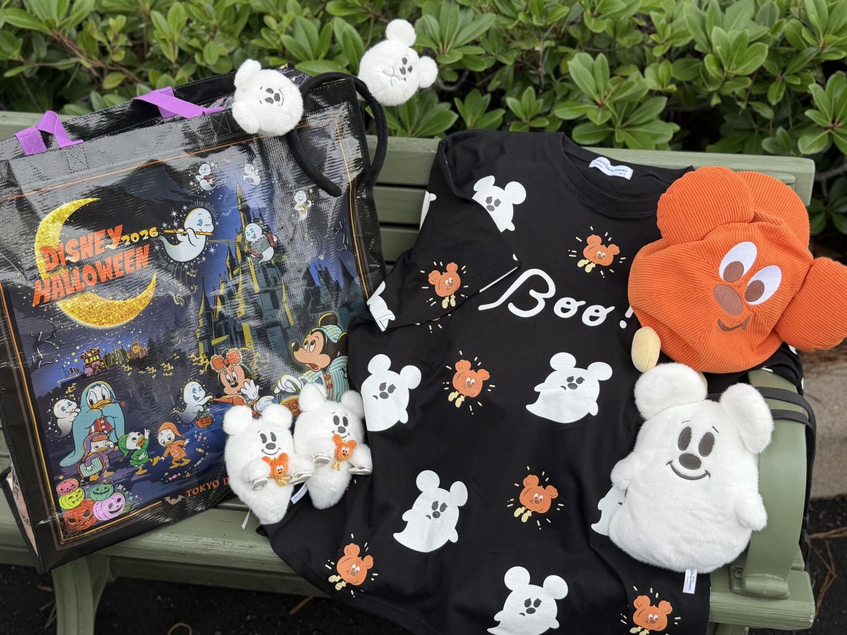左下から時計回りに「くっつきぬいぐるみ」1つ2300円、「カチューシャ」2600円、「Tシャツ」4500円、「キャップ」3600円、「ショルダーバッグ」3300円