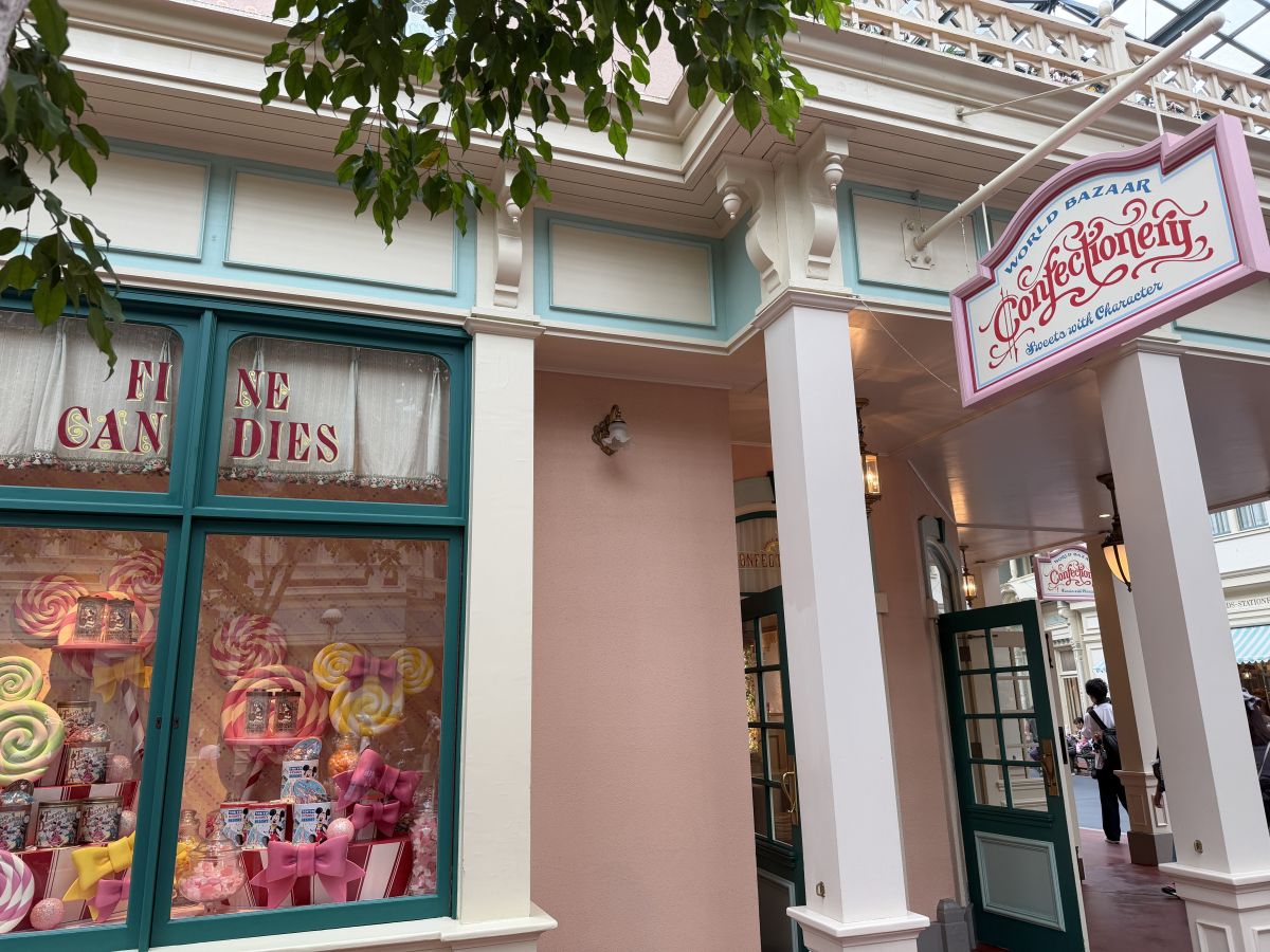 東京ディズニーランドのお菓子を扱うショップ「ワールドバザール・コンフェクショナリー」