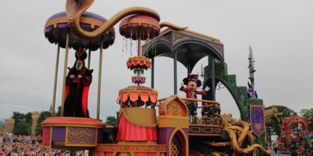 【ディズニー・ハロウィーン2026】パレードのみどころ＆鑑賞のコツ、おみやげ選び、東京ディズニーシーの「ラソス・デ・ラファミリア」最新情報も