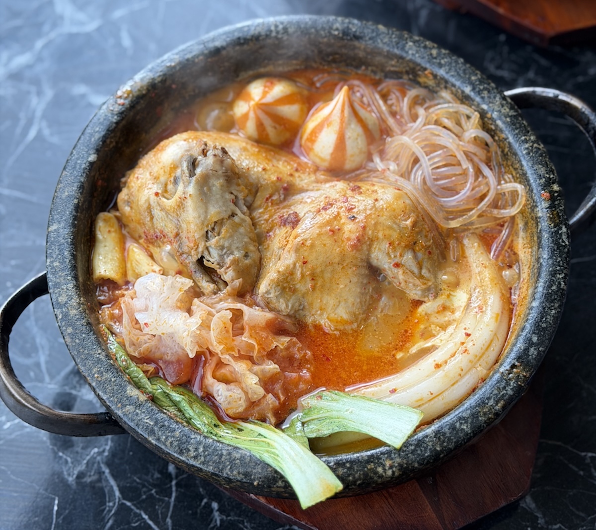 「麻辣参鶏湯」1705円　※写真提供：ONNA