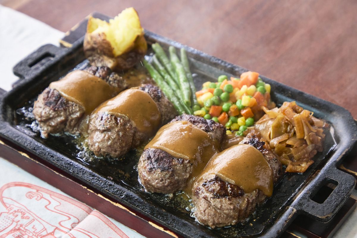 写真は「ダブルハンバーグステーキ」レギュラーセット3980円で、パンまたはライス、ドリンク付き。スープとサラダも付くスペシャルセット4580円も選べる