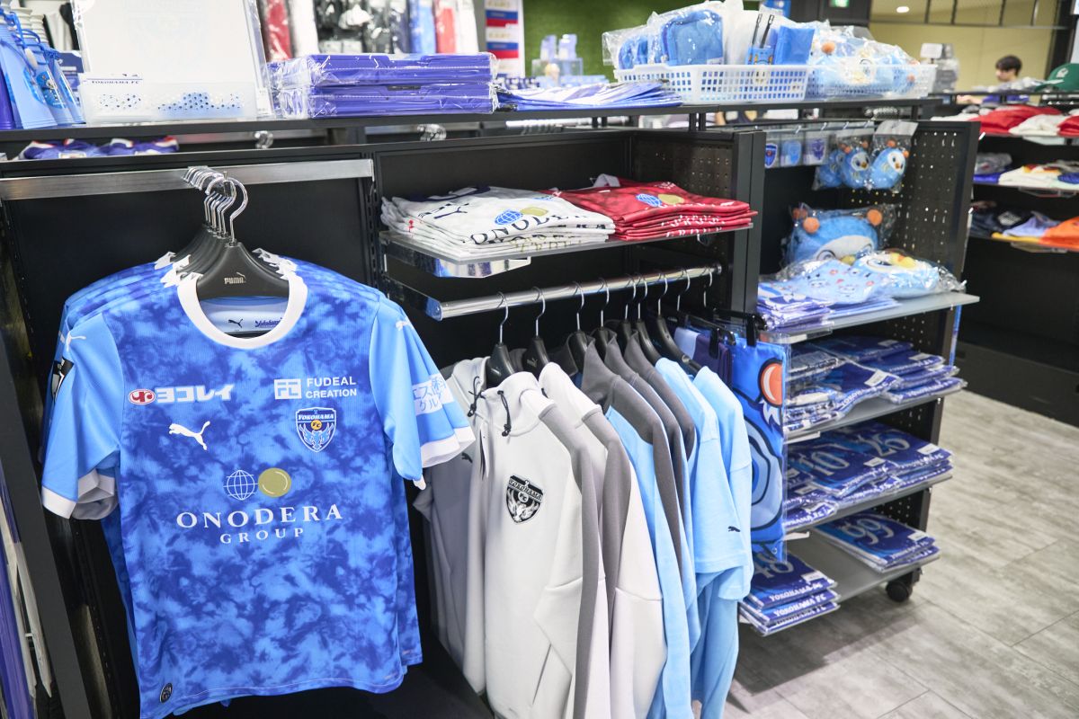 横浜FCのオフィシャルグッズがずらり