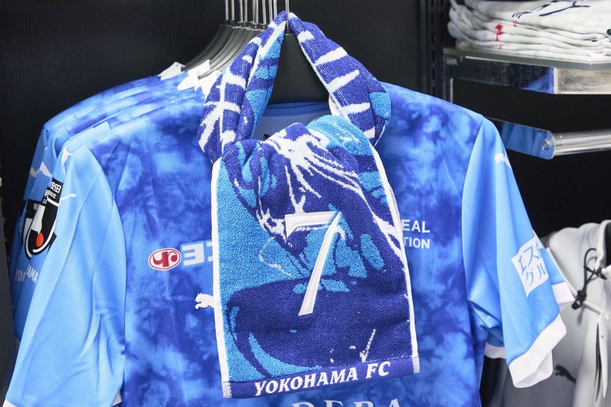 掲げても、首に巻いても！　山田康太選手の「2026/27 ナンバータオルマフラー No.7」2640円