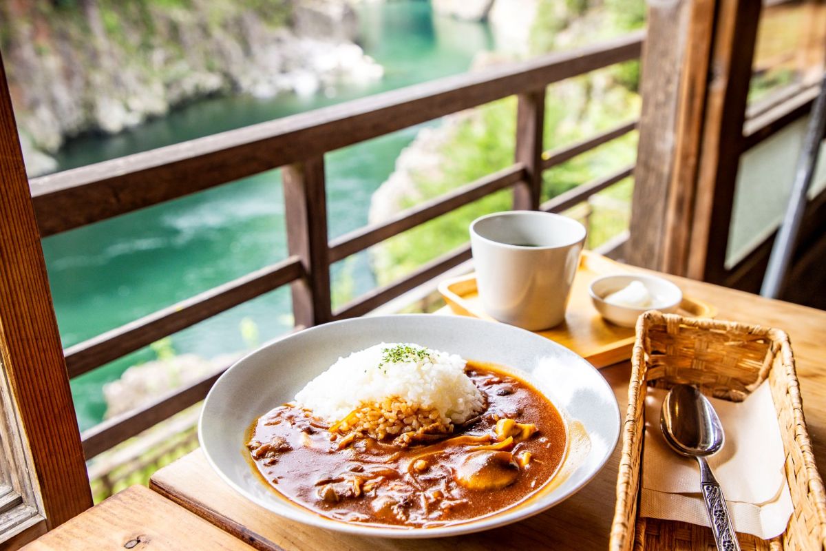 「ハヤシライス」(スープ・付け合わせ付き)1,800円※前日の午前中までの要予約