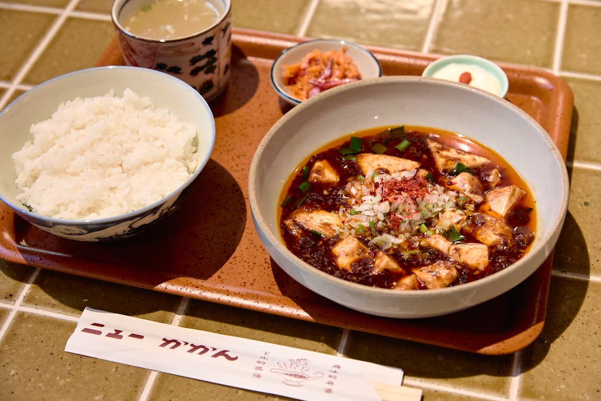 「麻婆豆腐定食」1250円。鎌倉の「かかん」と同じレシピを受け継ぐ