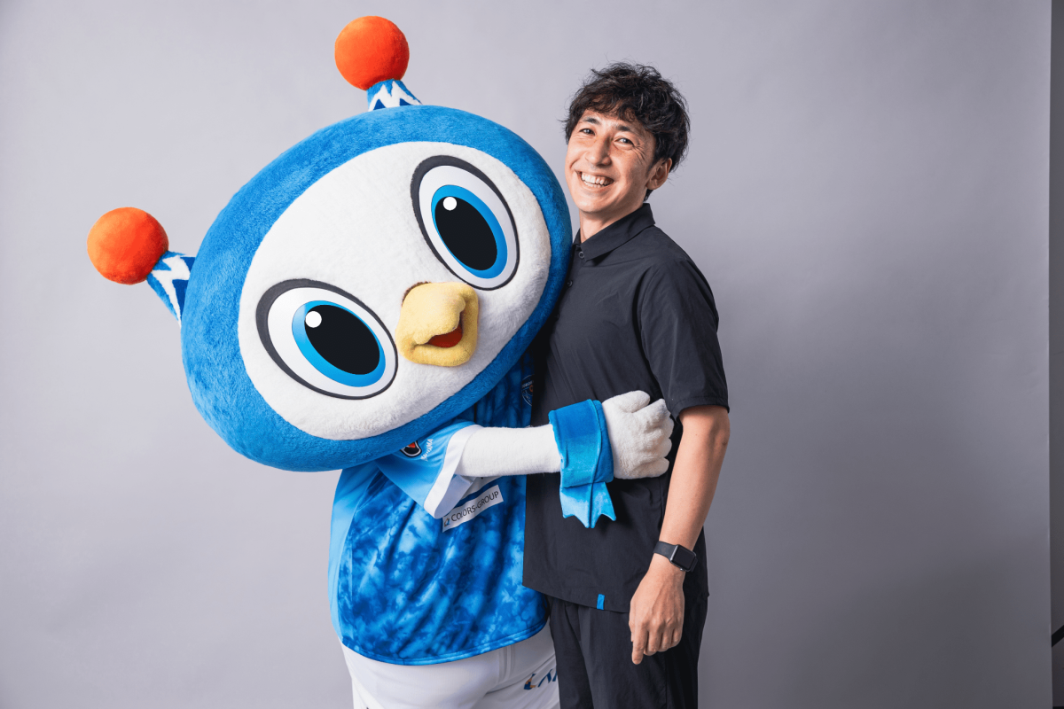 横浜FCのオフィシャルクラブマスコット「フリ丸」と内田さん（写真提供：横浜FC）