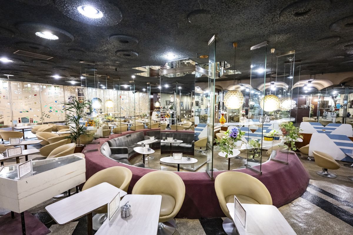 大きな円形ソファを中心に設えた 宇宙ステーションのような店内