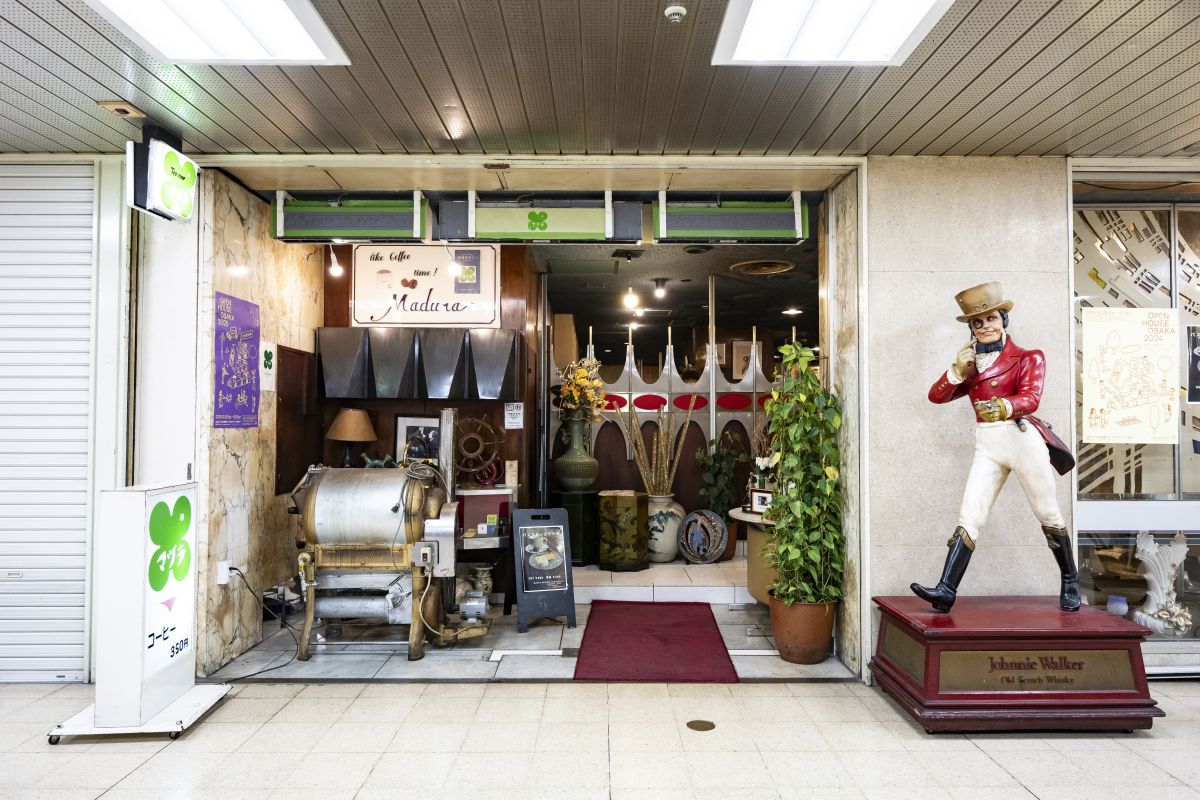 お店は四つ葉のクローバーの看板と、ジョニーウォーカーのストライディングマンが目印