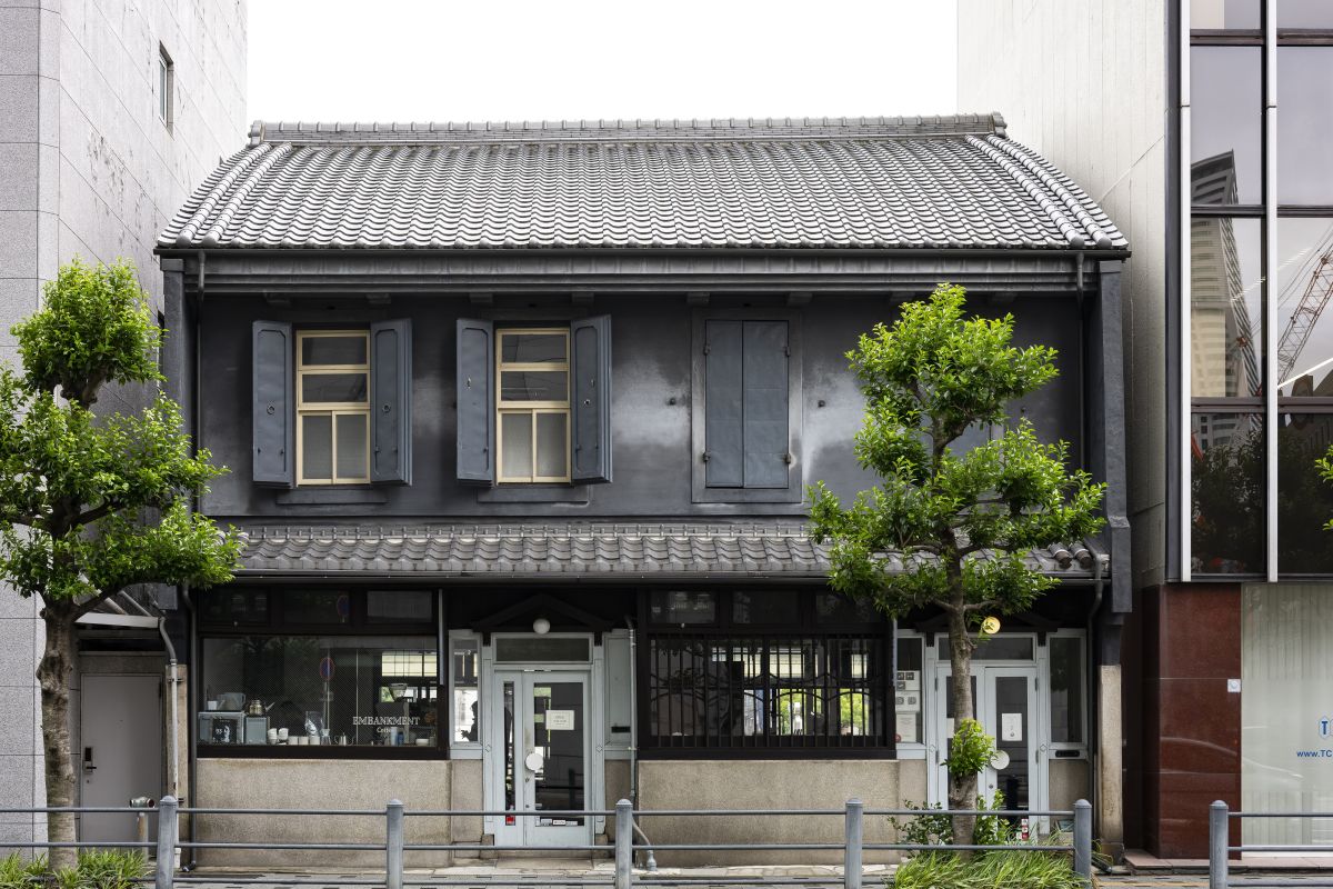 江戸時代に発展した建築様式、土蔵造りを取り入れた黒壁が目を引く外観