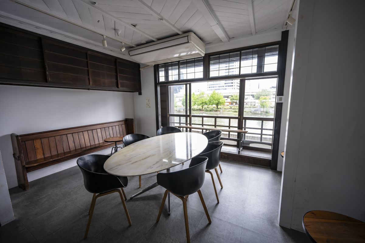 アンティークの家具もおしゃれなEMBANKMENT Coffee店内