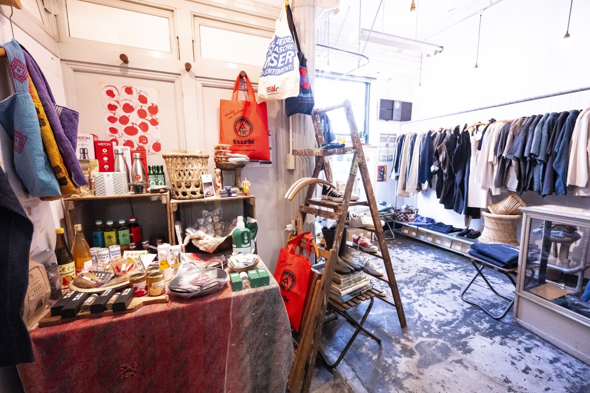 天然素材の衣類や雑貨、自然食品を扱うセレクトショップ「Walls&Bridges」