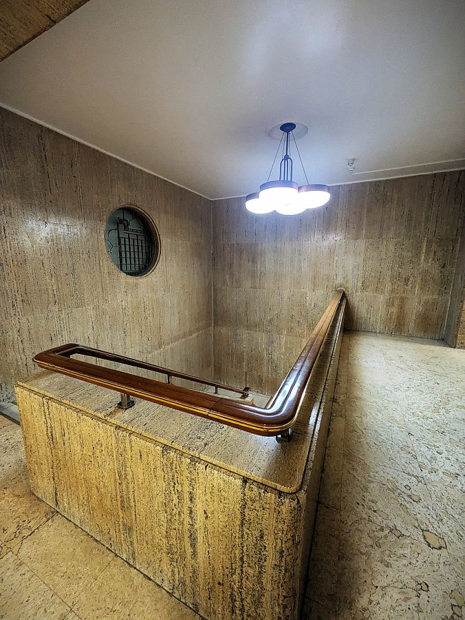 トラバーチンなどの貴重な石材が使用されている階段室