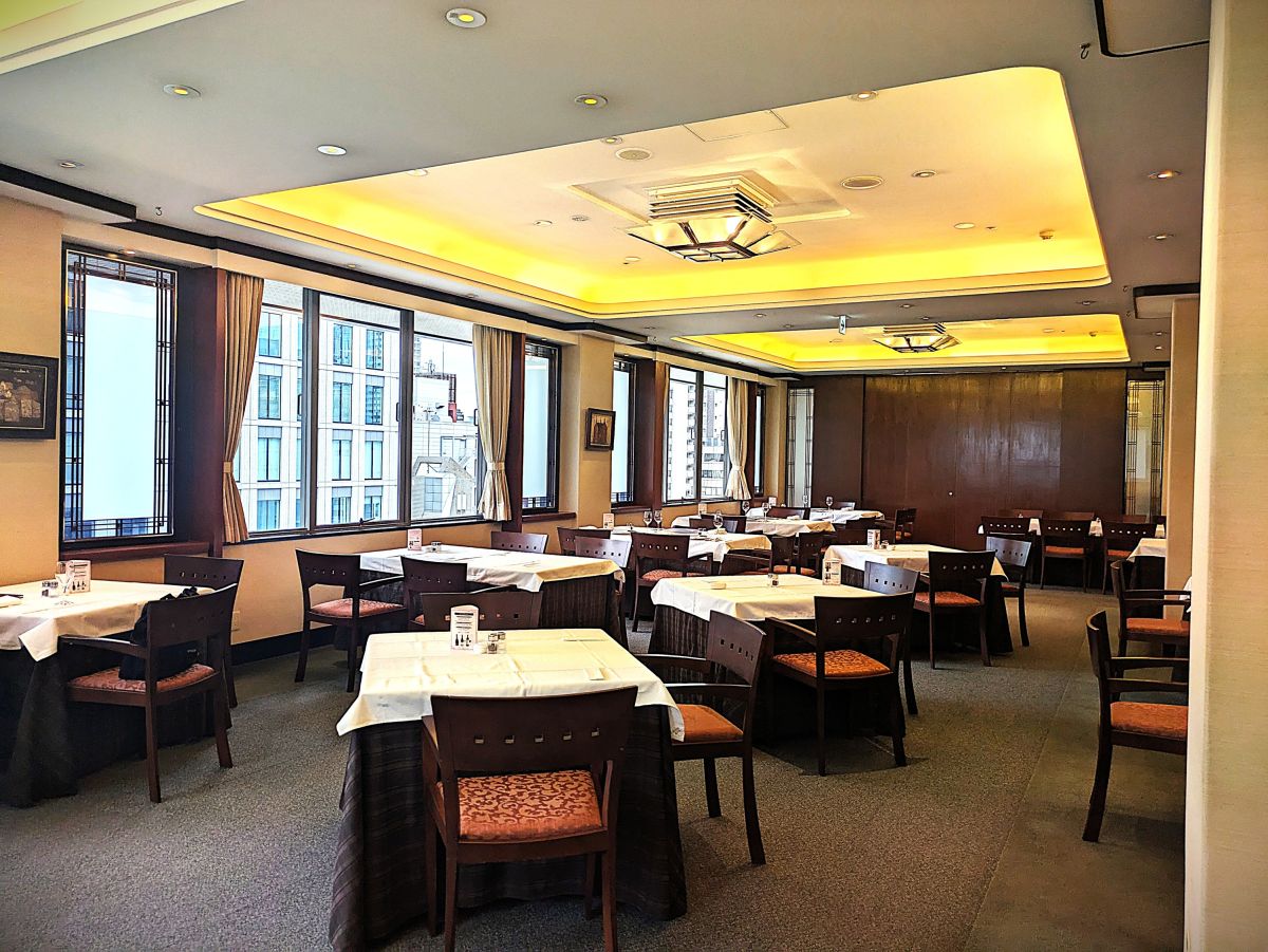 ガスビル食堂店内は写真や絵画をもとに開業当時のインテリアを再 現した、レトロシックな空間