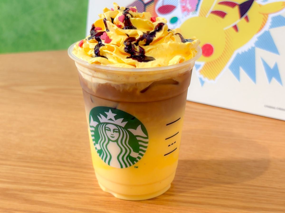 「ピカチュウ ハニークリーム ラテ」Tallサイズのみ（Iced）678円（持ち帰り）、690円（店内利用）