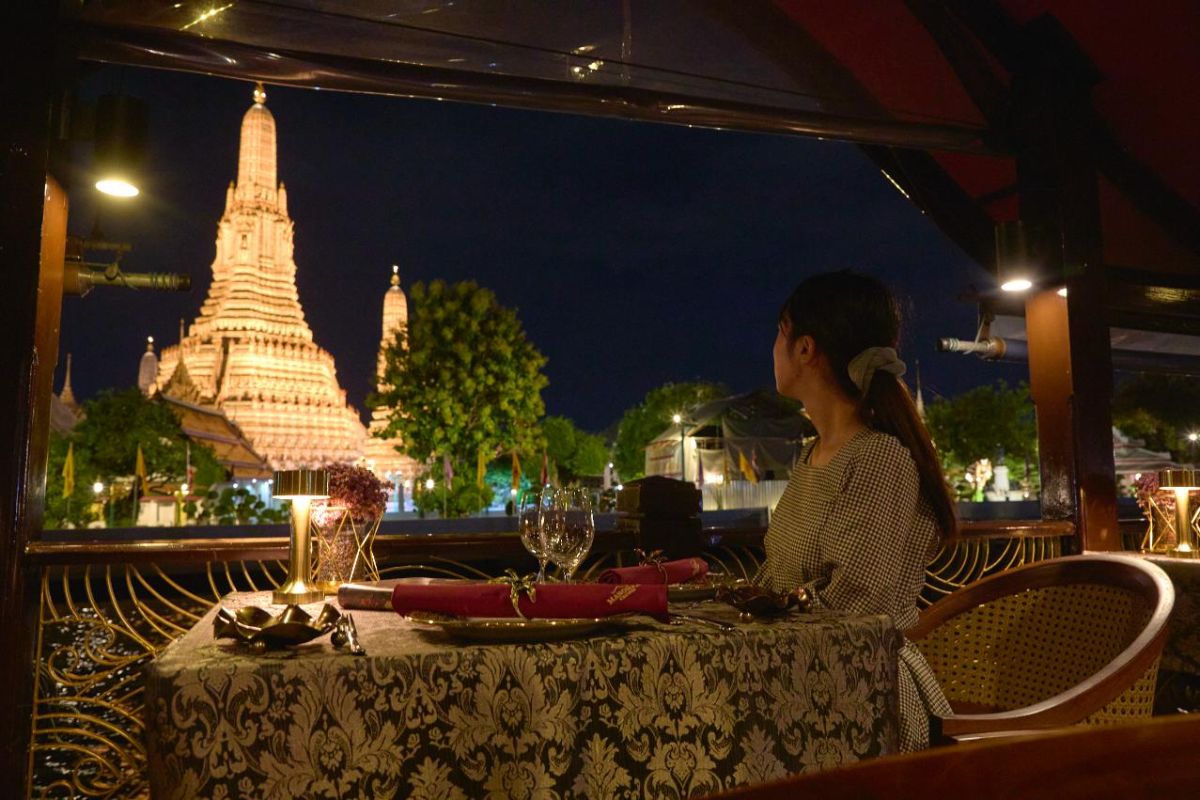 約2時間の船旅ではライトアップされたバンコクの夜景を一望できる
