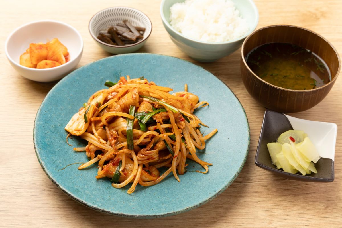めぐみポークと慶キムチのスタミナ定食」