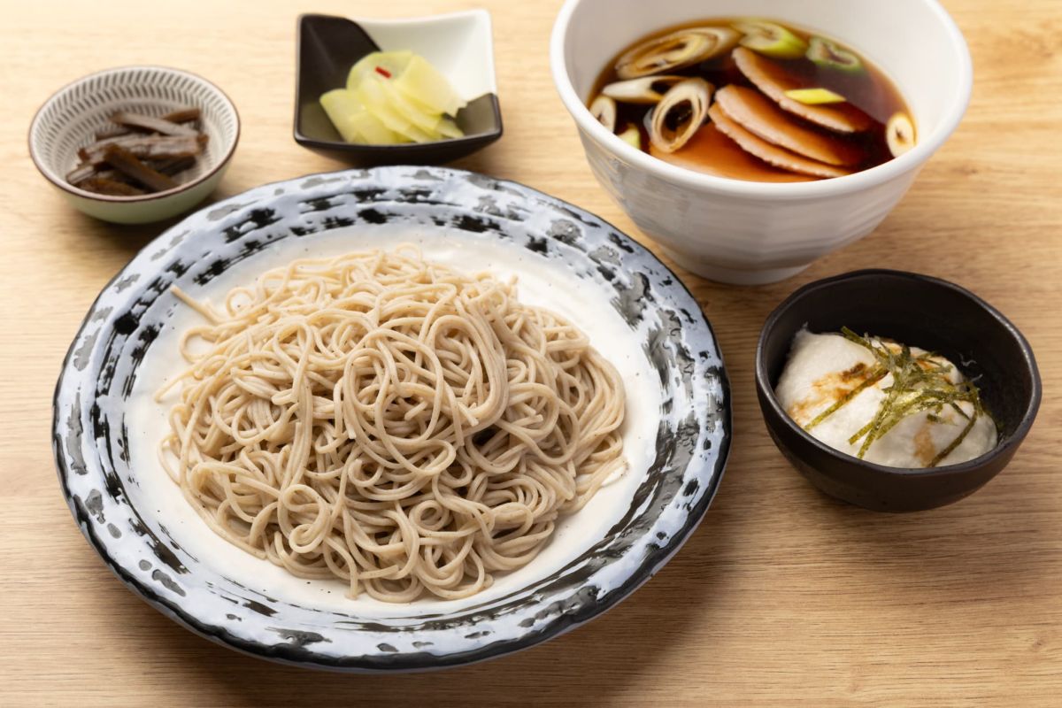 「長寿いもとろろとかもせいろの秦野そば定食」