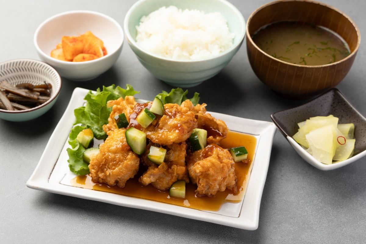 「鶏唐揚げの小田原梅だれ和え定食」