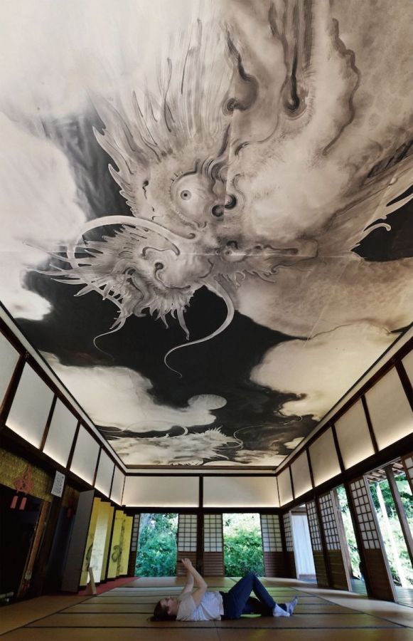 本堂の天井「白龍図」