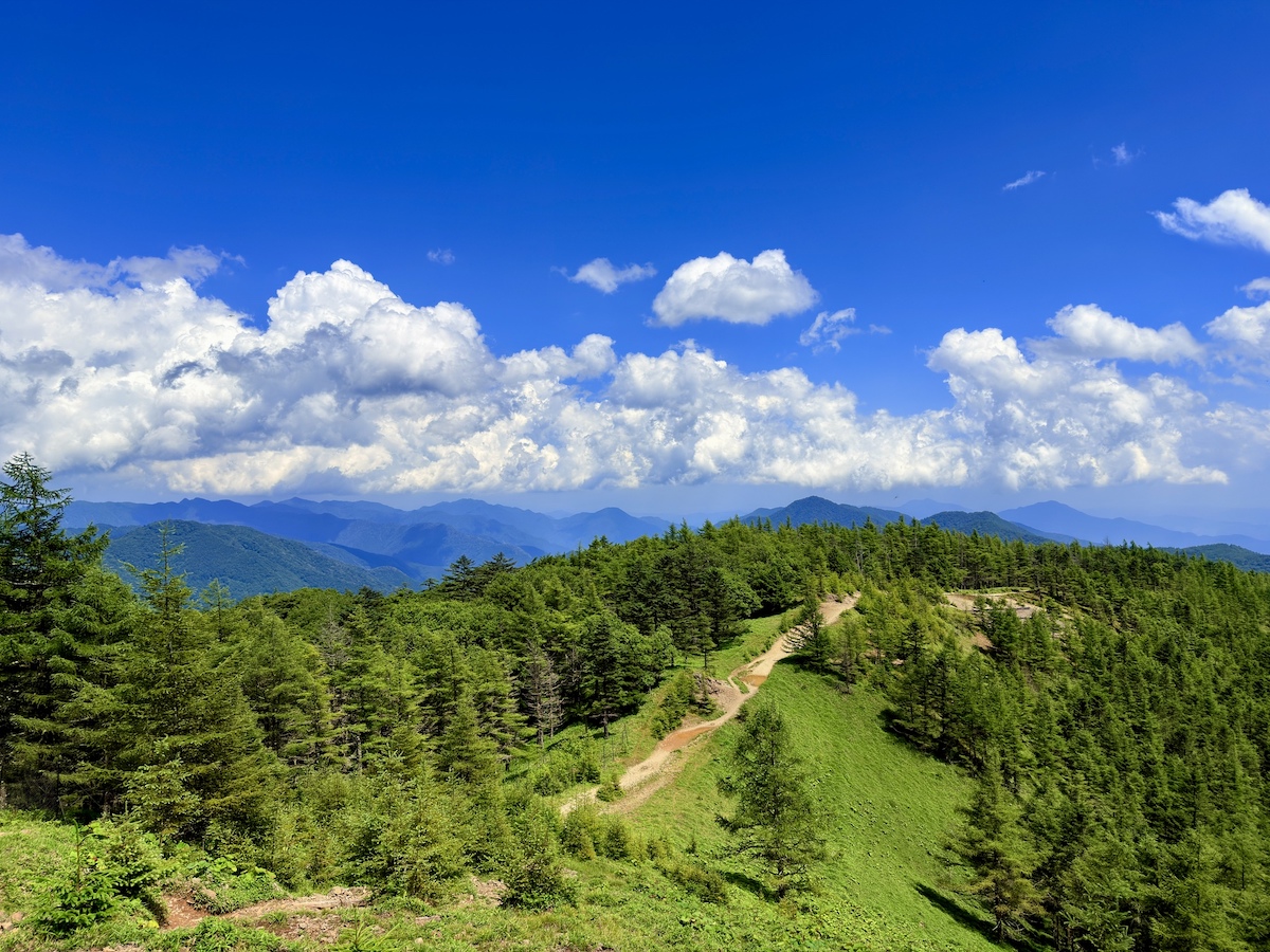青空と山道