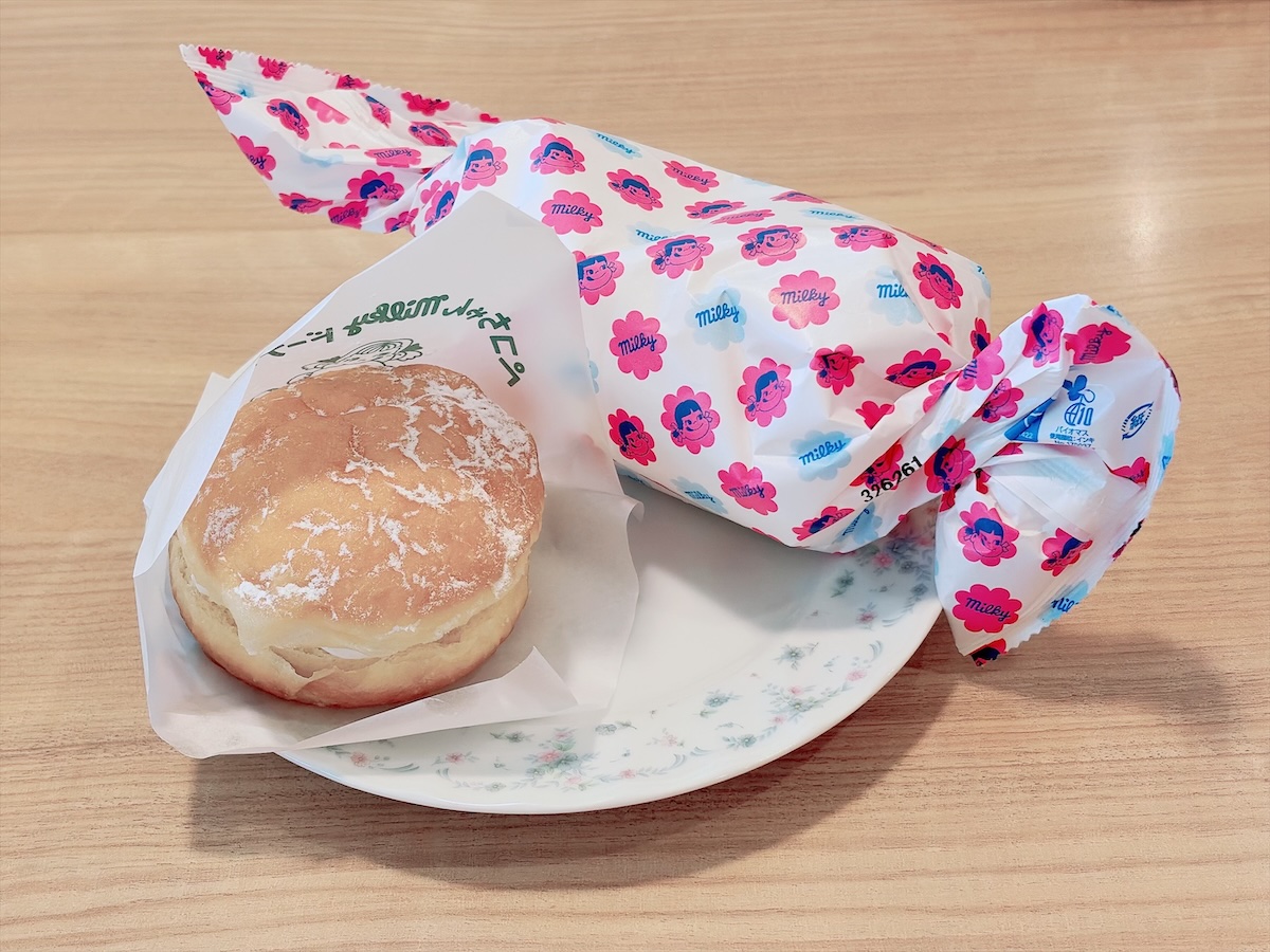 左：「不二家の生ドーナツ」、右：「ミルキークリームロール」