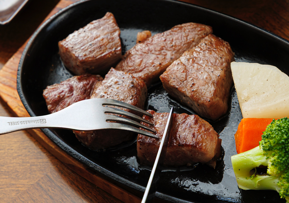 「ステーキハウス寿楽」ステーキカット