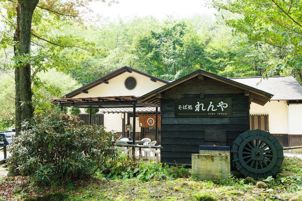「そば処れんや」の古民家風建物