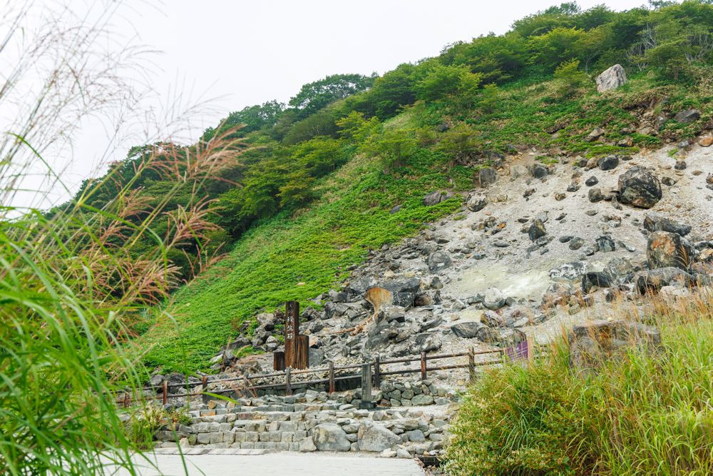 「殺生石」の岩場