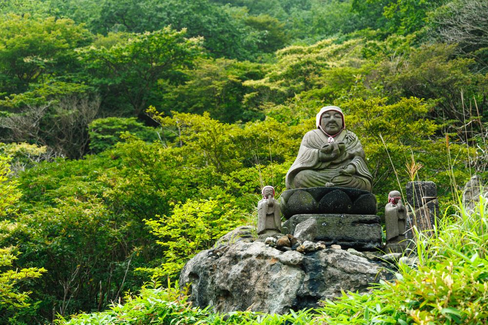 「殺生石」の石像