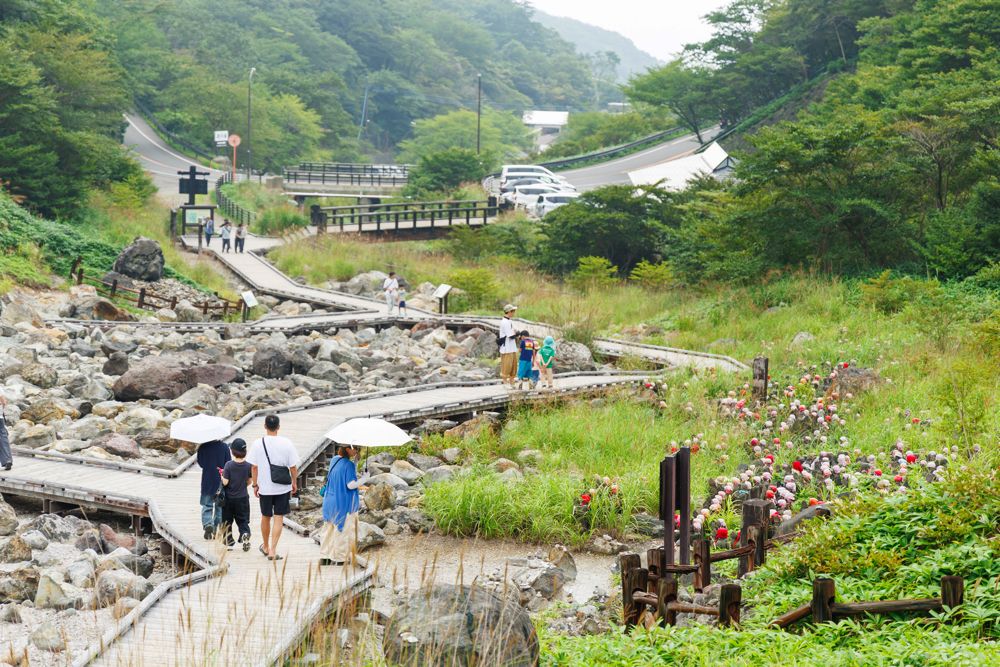「殺生石」の散策路全景