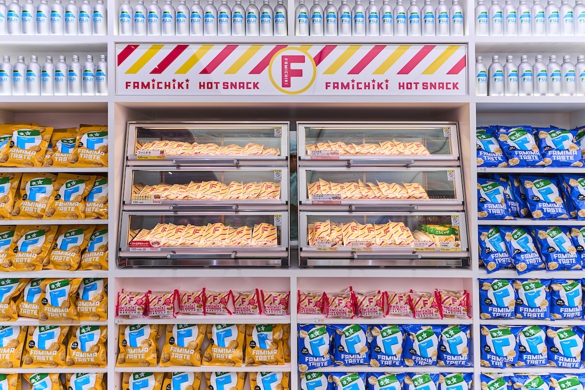 オリジナルグッズからファミチキの包装紙まで、幅広いクリエイティブにNIGO&reg;さんが参加