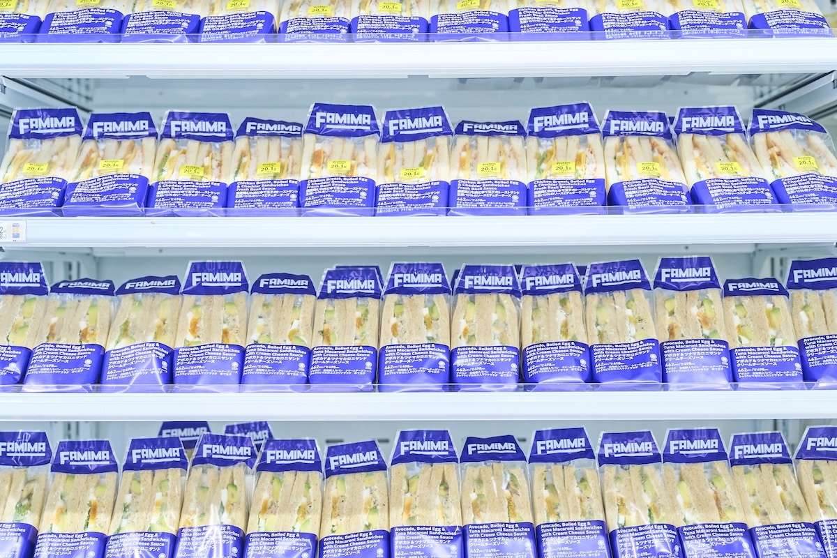 青いパッケージに、たんぱく質量を大きく表示したサンドイッチ